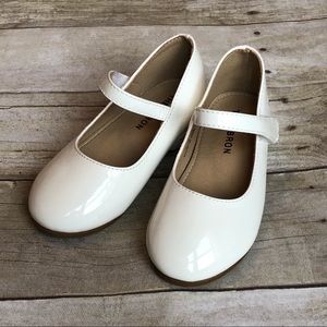 White Patent Mary Jane Shoes, sz 8 (toddler)